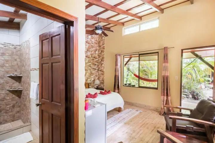 Casa Caribbean Coconut Hotel Кахуита Екстериор снимка